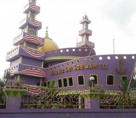 Masjid Perahu Ungu Sri Soewarto, Destinasi Religi Unik di Sukabumi yang Bikin Penasaran