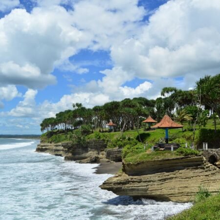 Pantai Batu Hiu: Spot Healing Favorit dengan Panorama Samudra Hindia