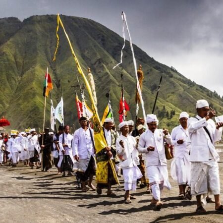 Pesona Gunung Bromo: Keindahan Sunrise, Kuliner Unik, dan Tradisi Suku Tengger