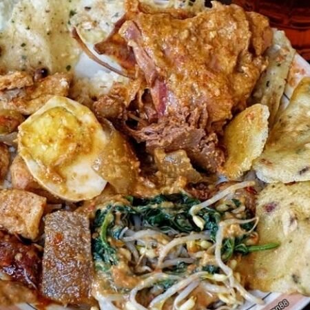 Ketika Pecel Ketemu Gudeg: Kuliner Unik Jember yang Bikin Nagih
