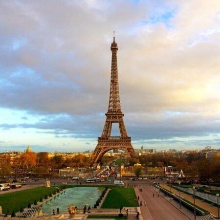 Menara Eiffel, Ikon Paris yang Nggak Pernah Kehilangan Pesona