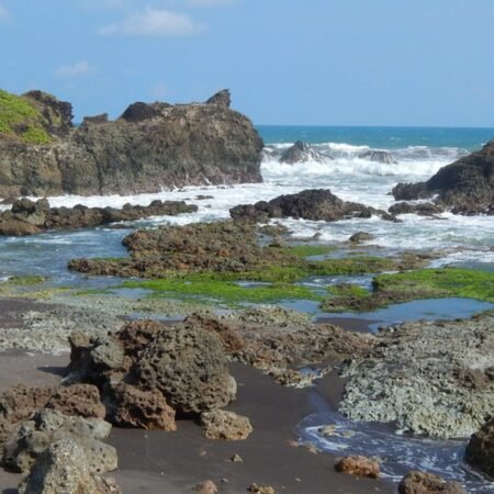 Pantai Karang Tawulan Surga Tersembunyi di Ujung Tasikmalaya