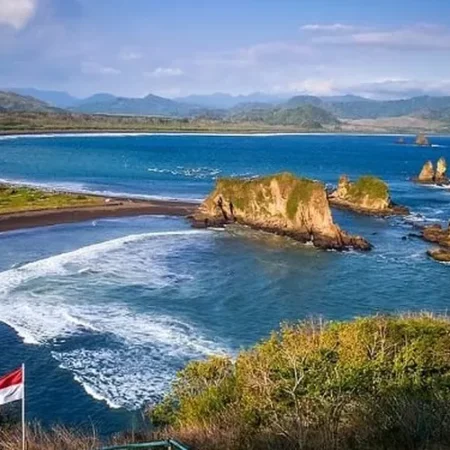 Teluk Love: Pantai Unik di Jember, Berbentuk Hati yang Bikin Jatuh Cinta