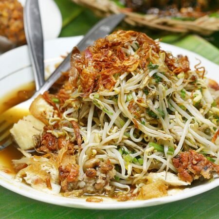 Lontong Balap: Kuliner Legendaris Surabaya yang Rasanya Gak Pernah Ketinggalan Zaman