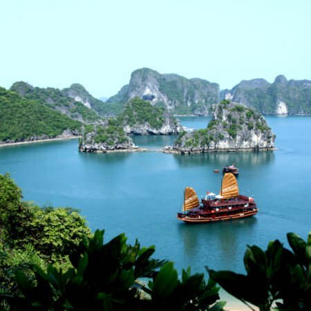 Teluk Ha Long, Surga Batu Kapur yang Jadi Ikon Wisata Vietnam