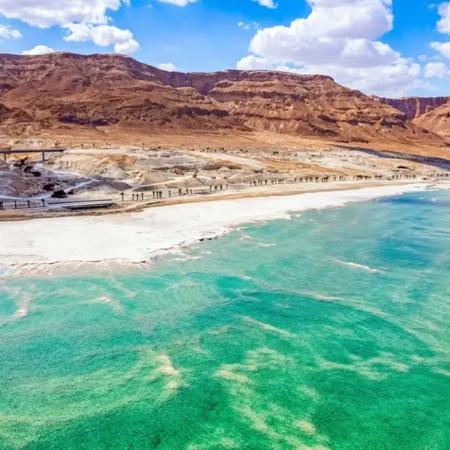 Liburan Anti Mainstream di Laut Mati: Sensasi Mengapung di Titik Terendah Bumi