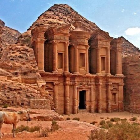 Pesona Petra, Kota Batu Pink yang Wajib Masuk Bucket List Traveler