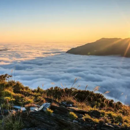 Puncak B29, Spot Sunrise Juara di Atas Awan Lumajang