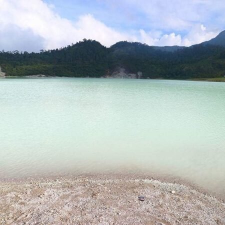 Talaga Bodas Garut: Danau Putih Eksotis di Tengah Alam Vulkanik