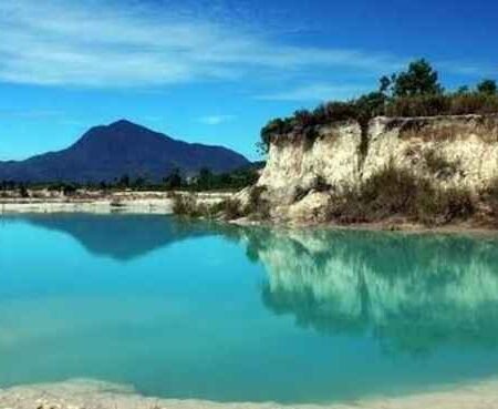 Danau Biru Singkawang: Keindahan Alam yang Terbentuk dari Bekas Tambang