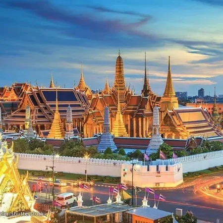 The Grand Palace & Wat Phra Kaew: Istana Emas Ikonik di Bangkok