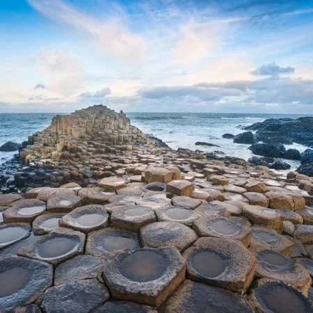 Giant’s Causeway: Keajaiban Batu Heksagonal di Irlandia Utara