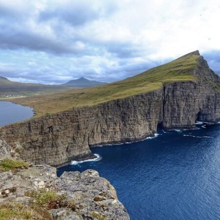 Sorvagsvatn: Danau Ajaib yang Terlihat Mengapung di Atas Laut