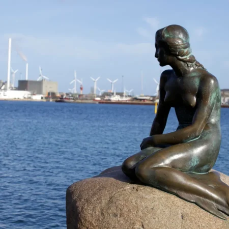 The Little Mermaid: Patung Kecil Ikonik yang Jadi Simbol Denmark