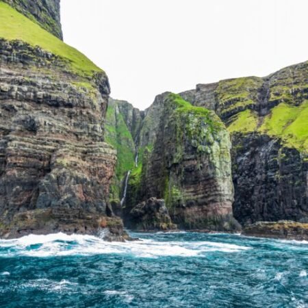 Vestmanna Bird Cliffs: Tebing Keren di Faroe dengan Ribuan Burung Laut