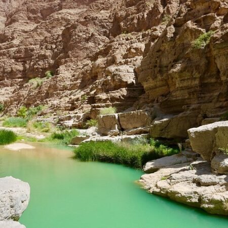 Wadi Shab, Surga Tersembunyi Oman dengan Air Zamrud dan Gua Rahasia