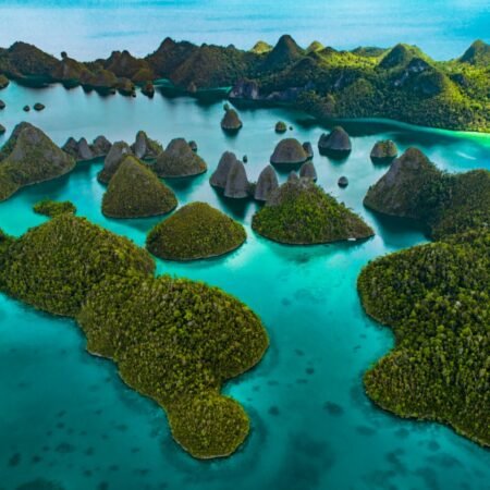 Wayag: Surga Ikonik Raja Ampat dengan Gugusan Karst di Laut Biru Jernih