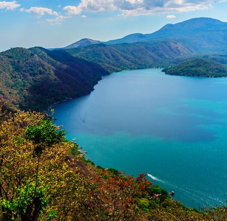 Danau Coatepeque, Danau Biru di El Salvador yang Cocok Buat Healing