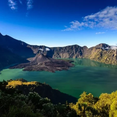 Gunung Rinjani, Surga Pendaki dengan Keindahan Danau Segara Anak