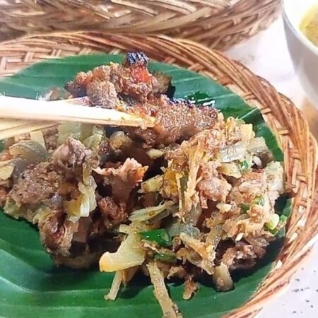 Lawar Empas Jadi Salah Satu Kuliner Paling Unik di Bali