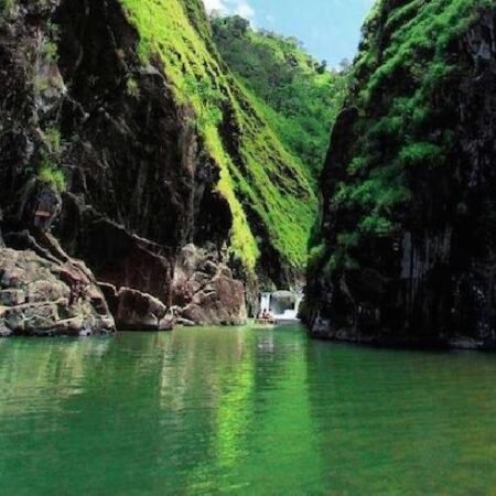Leuwi Tonjong Garut: Hidden Gem Air Toska di Tengah Tebing Raksasa