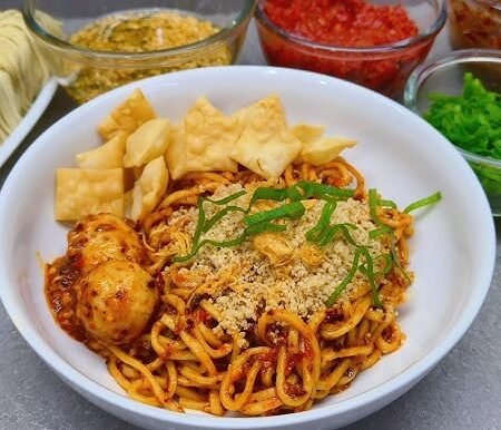 Mie Jebew: Sensasi Pedas Gurih Khas Garut yang Bikin Ketagihan