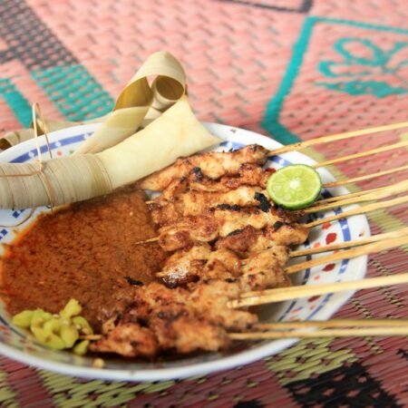 Sate Bulayak, Kuliner Khas Lombok dengan Cara Makan yang Unik