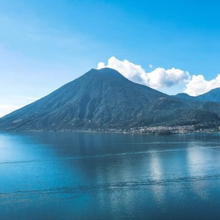 Danau Atitlan, Surga Tersembunyi di Guatemala yang Bikin Susah Move On