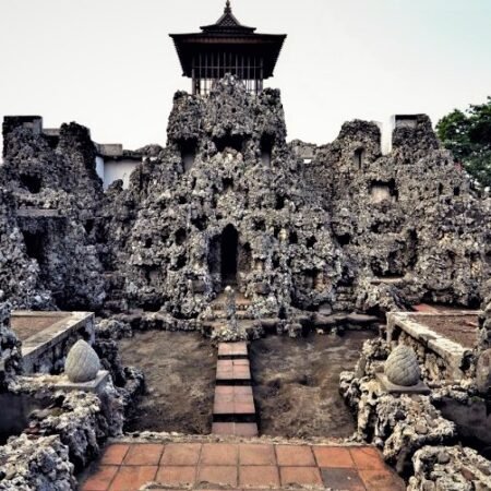 Hidden Gem di Cirebon! Goa Sunyaragi Punya Nuansa Mistis dan Estetik