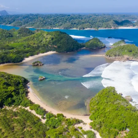Pantai Teluk Asmara, Raja Ampat-nya Malang yang Bikin Jatuh Hati