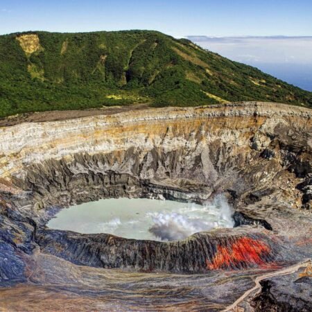 Berani Datang? Poas Volcano di Kosta Rika Tawarkan Pemandangan Ekstrem