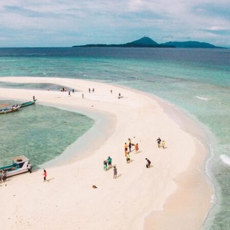 Pulau Hatta Maluku: Surga Tersembunyi dengan Air Laut Sebening Kaca