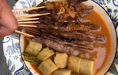 Sate Gecek, Kuliner Khas Indramayu dengan Kuah Merah yang Bikin Ketagihan