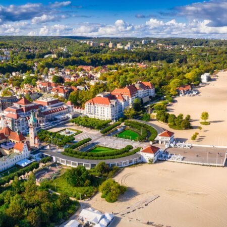 Sopot Beach: Pantai Santai di Polandia yang Bikin Betah Nongkrong Seharian