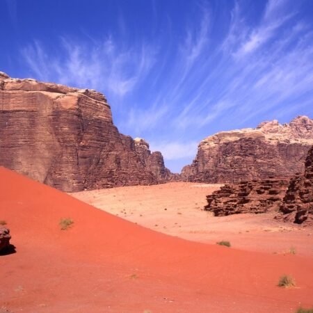 Wadi Rum, Gurun Merah di Yordania yang Punya Pemandangan Luar Biasa